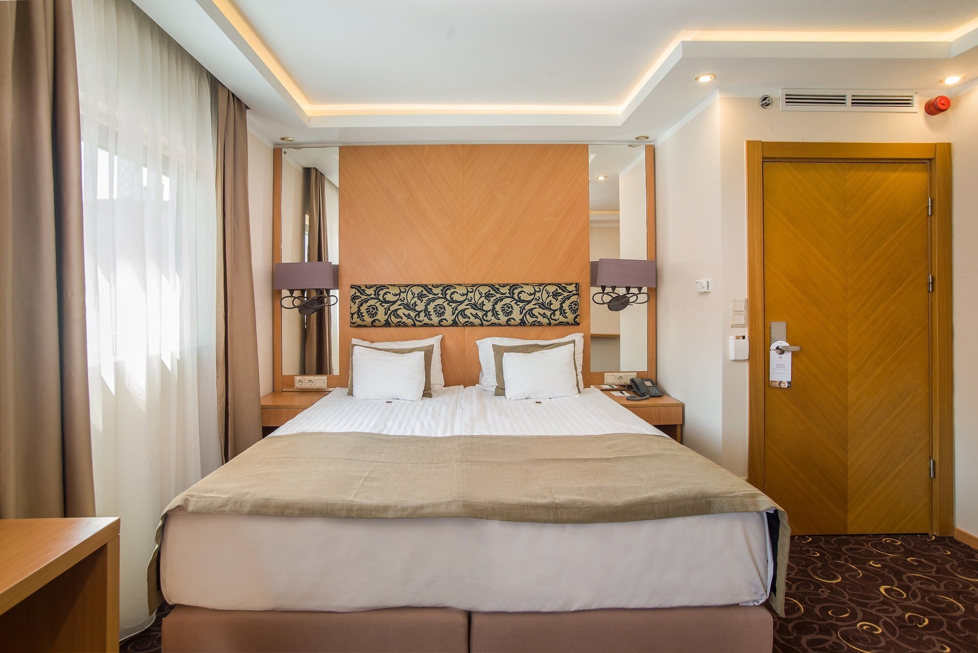 DELUXE, DOUBLE BED