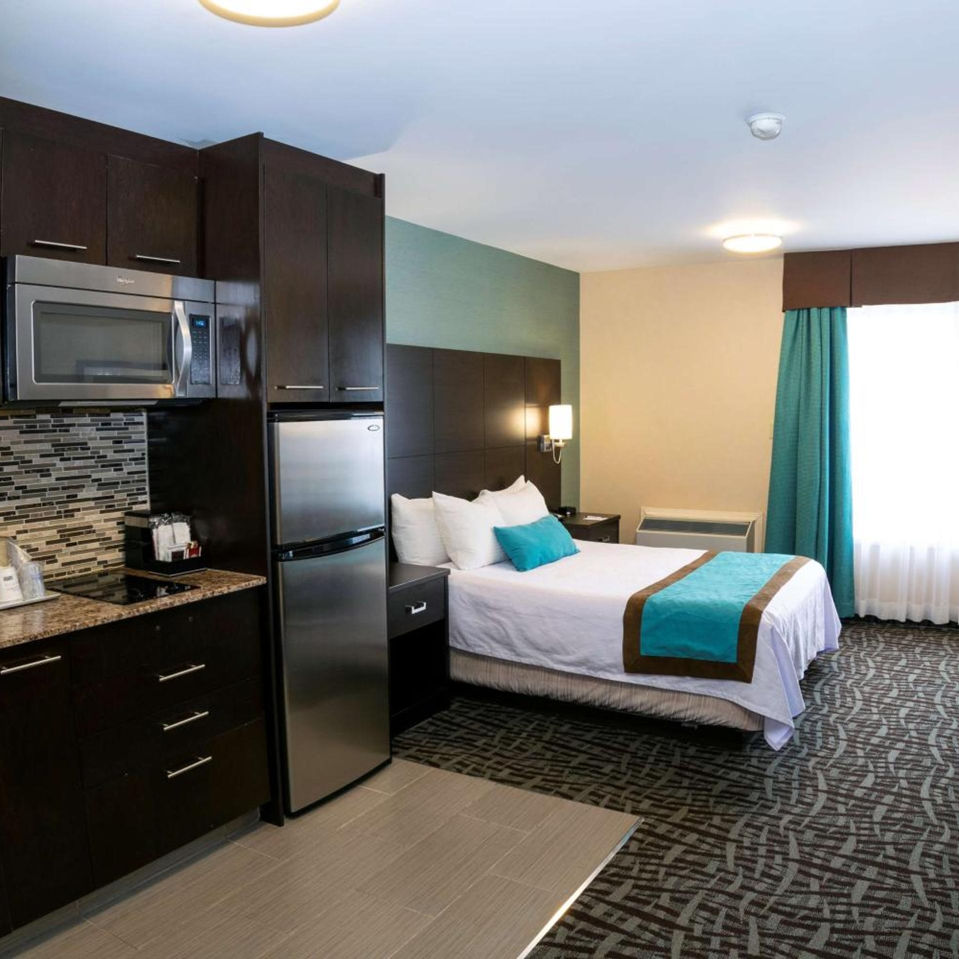 غرفة بسرير كوين بمطبخ صغير، Best Western Plus Barrie 3/6