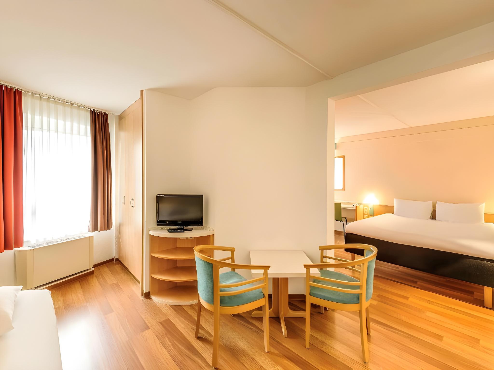 Room, Single, 2 Double Beds