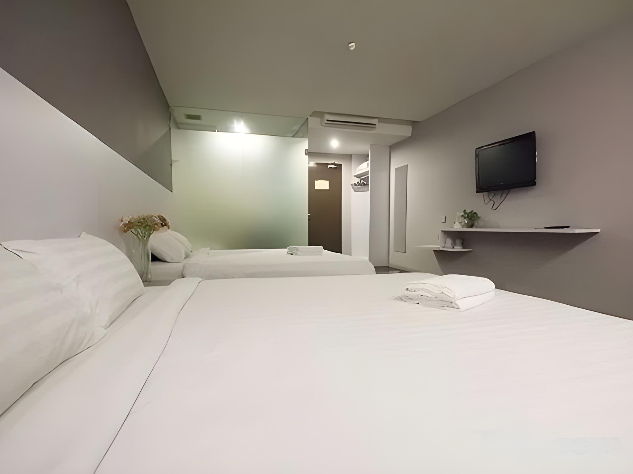 Deluxe, Family, 2 King Beds, No Window