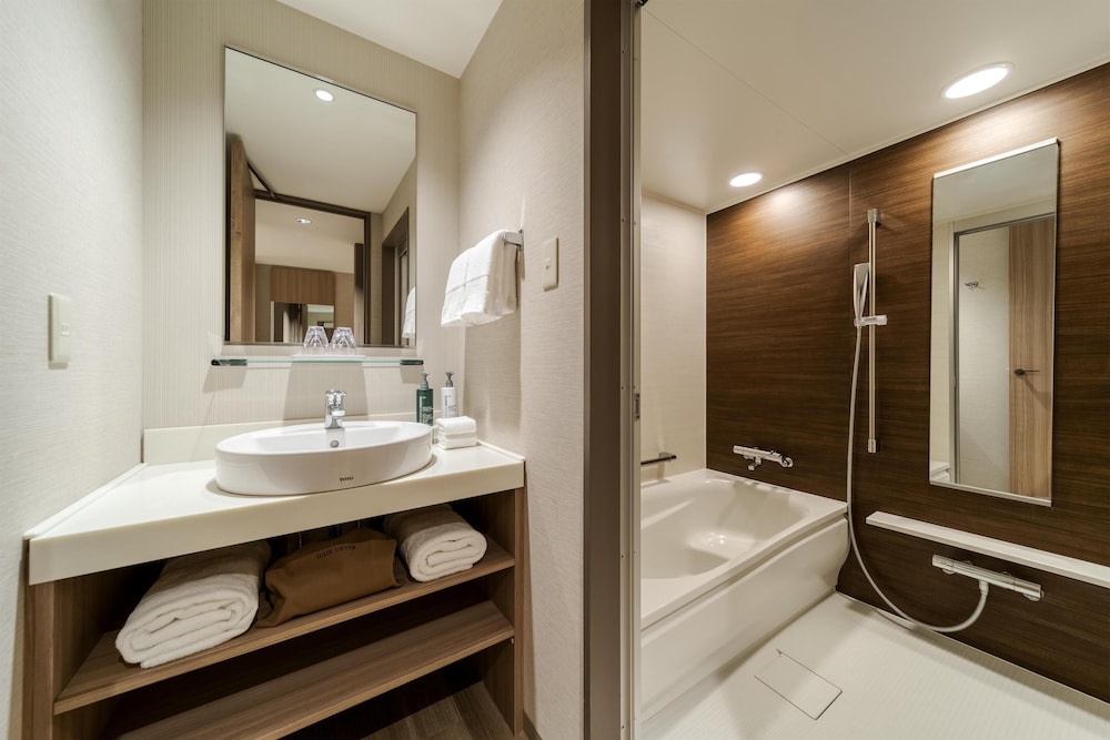 غرفة ديلوكس بسريرين منفصلين بإطلالة على البحر في طابق مرتفع، The Square hotel Yokohama Minatomirai 5/5
