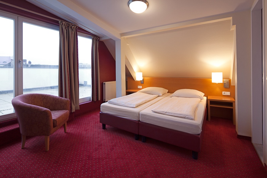 DOUBLE ROOM