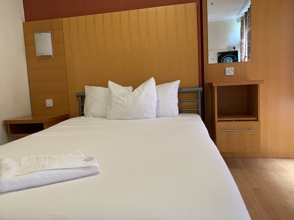 BASIC, DOUBLE BED, SHARED BATHROOM
