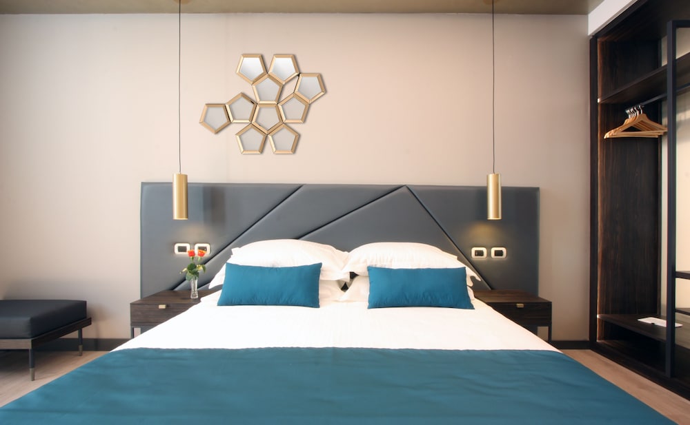 The Hive Hotel 9/50
