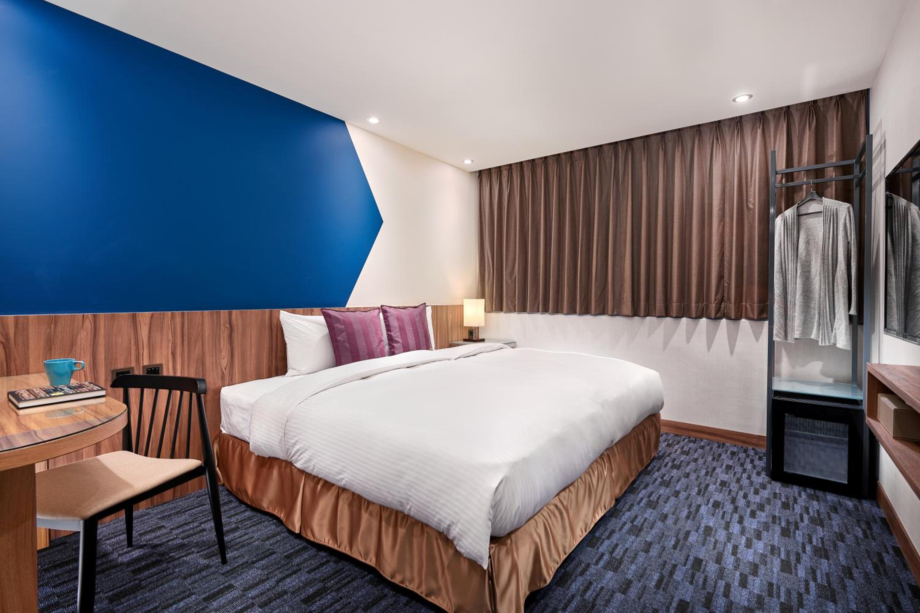 DELUXE, DOUBLE BED, HIGH FLOOR