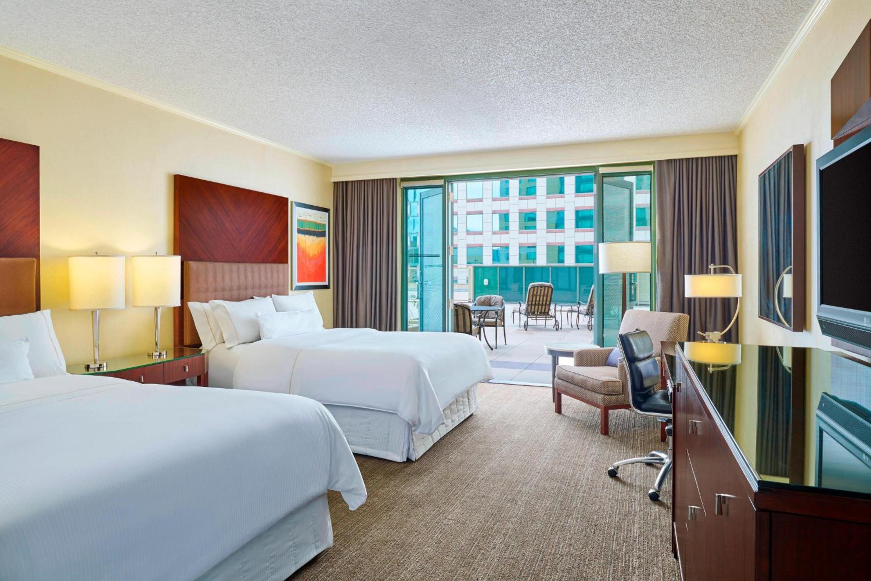 غرفة بسريرين كوين بشرفة، The Westin Denver Downtown 2/7