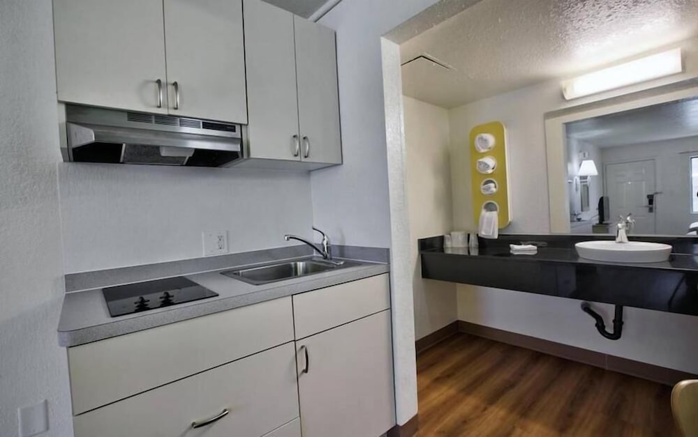 جناح بسرير كينج بمطبخ للمدخنين، Studio6 Tallahassee, FL – North Monroe 5/5