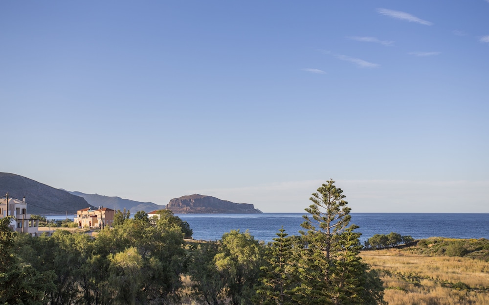 Iris Beach Hotel 37/41