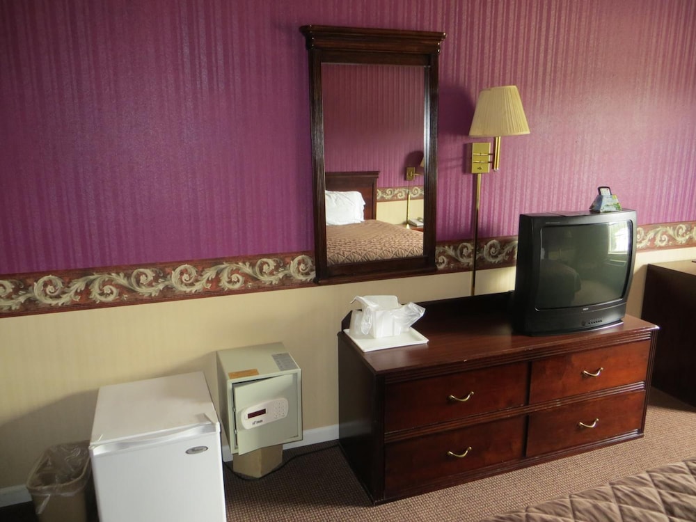 Americourt Hotel 7/39