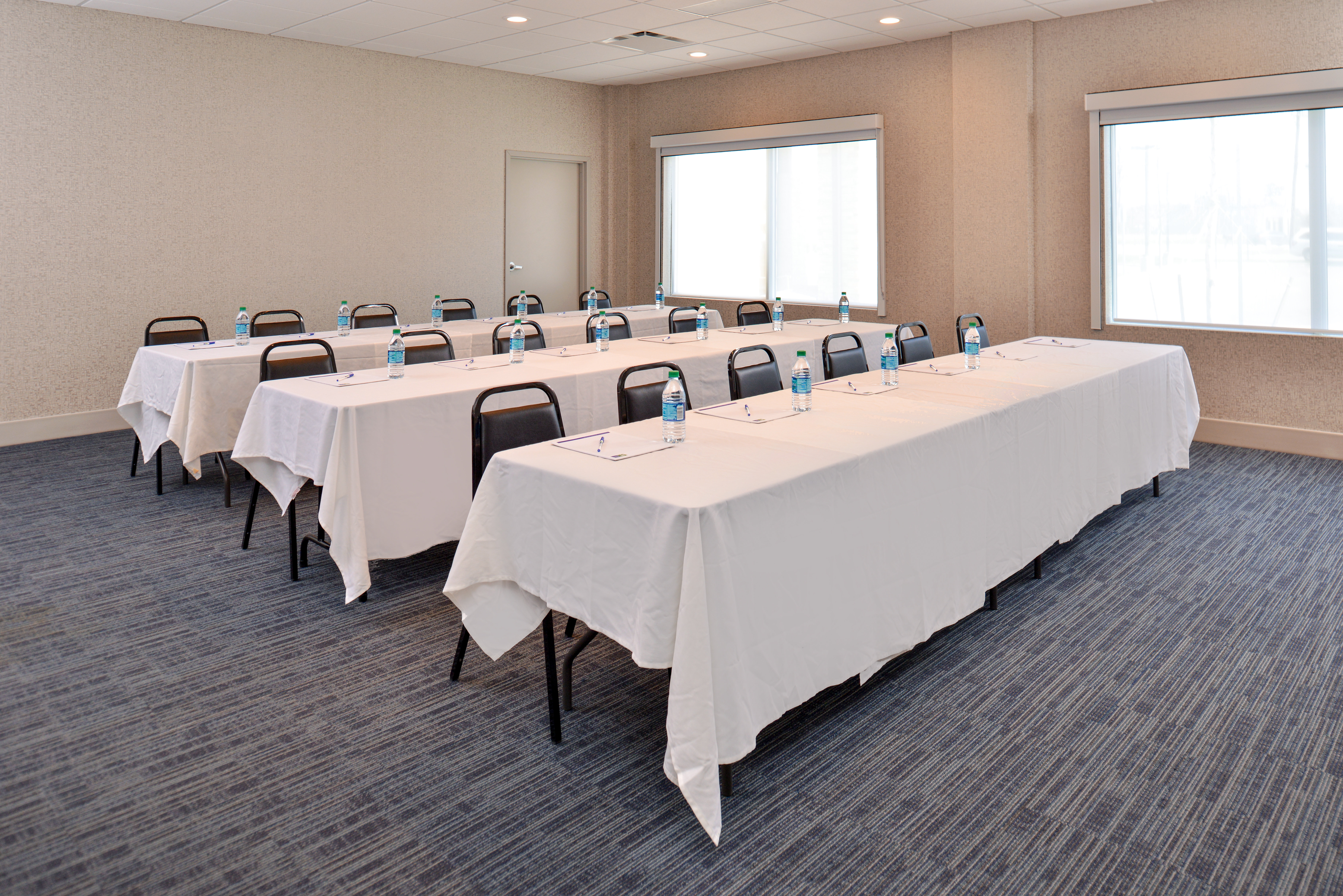 Holiday Inn Express Suites Farmington Hills Detroit 44/54