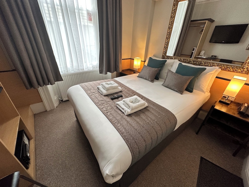 Tudor Court Hotel 15/50