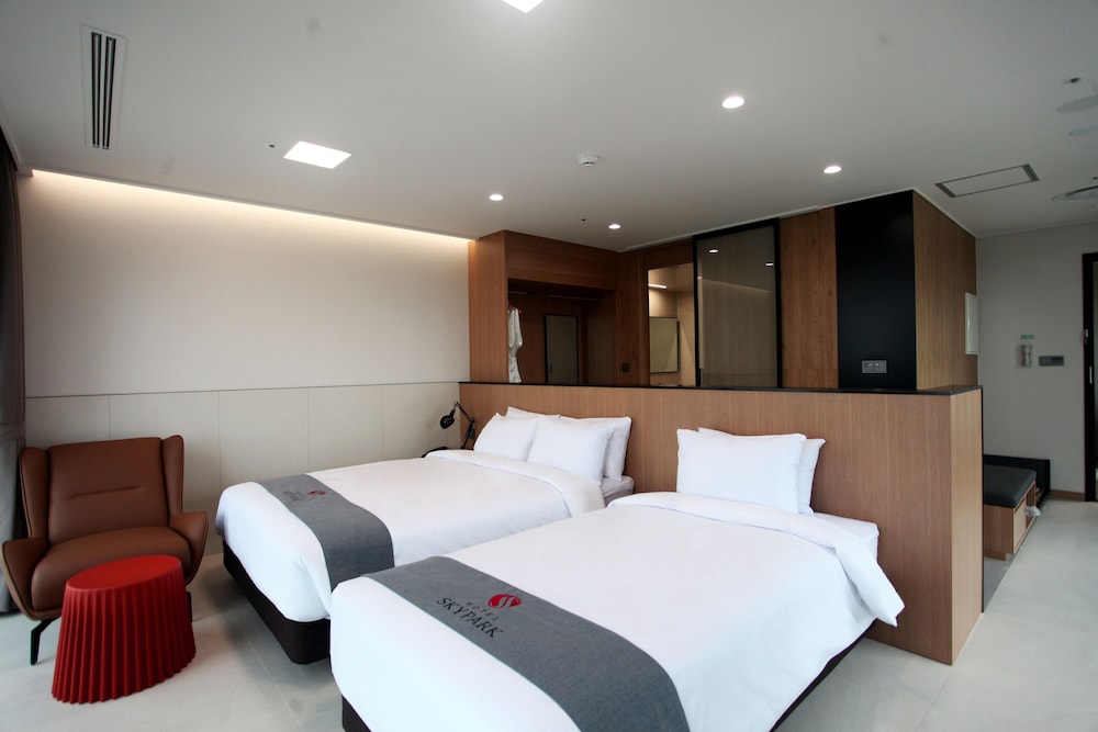 Deluxe, 1 Double and 1 Single Bed, Corner