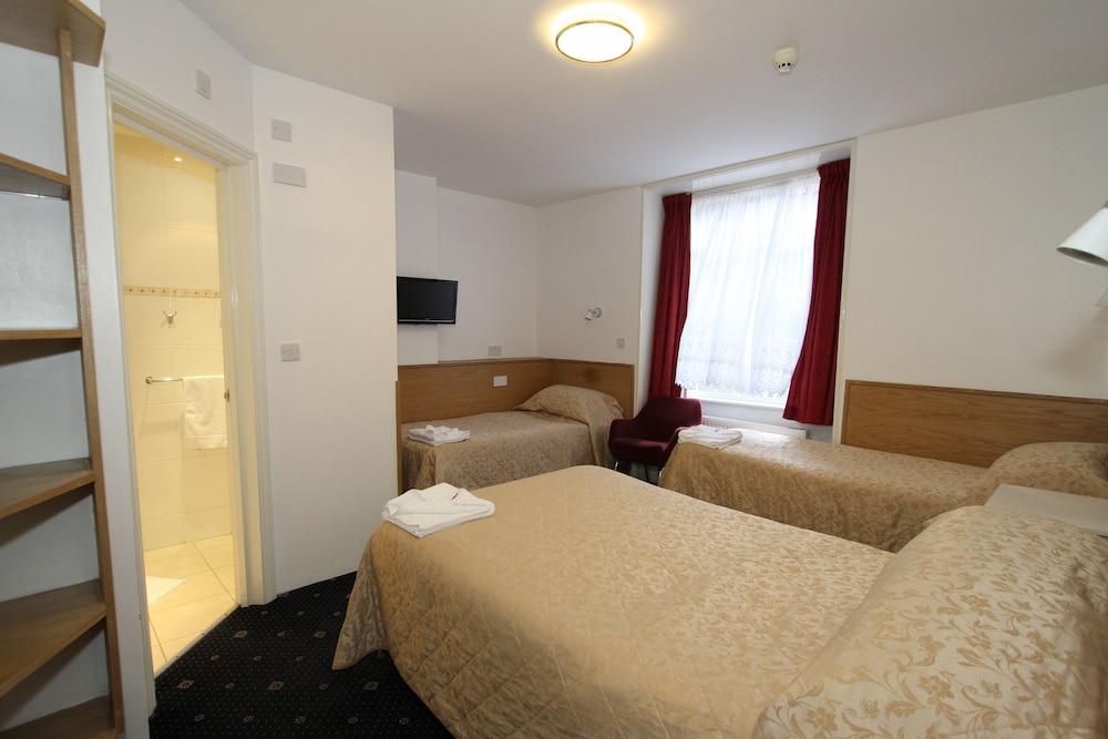 ROOM, MULTIPLE BEDS