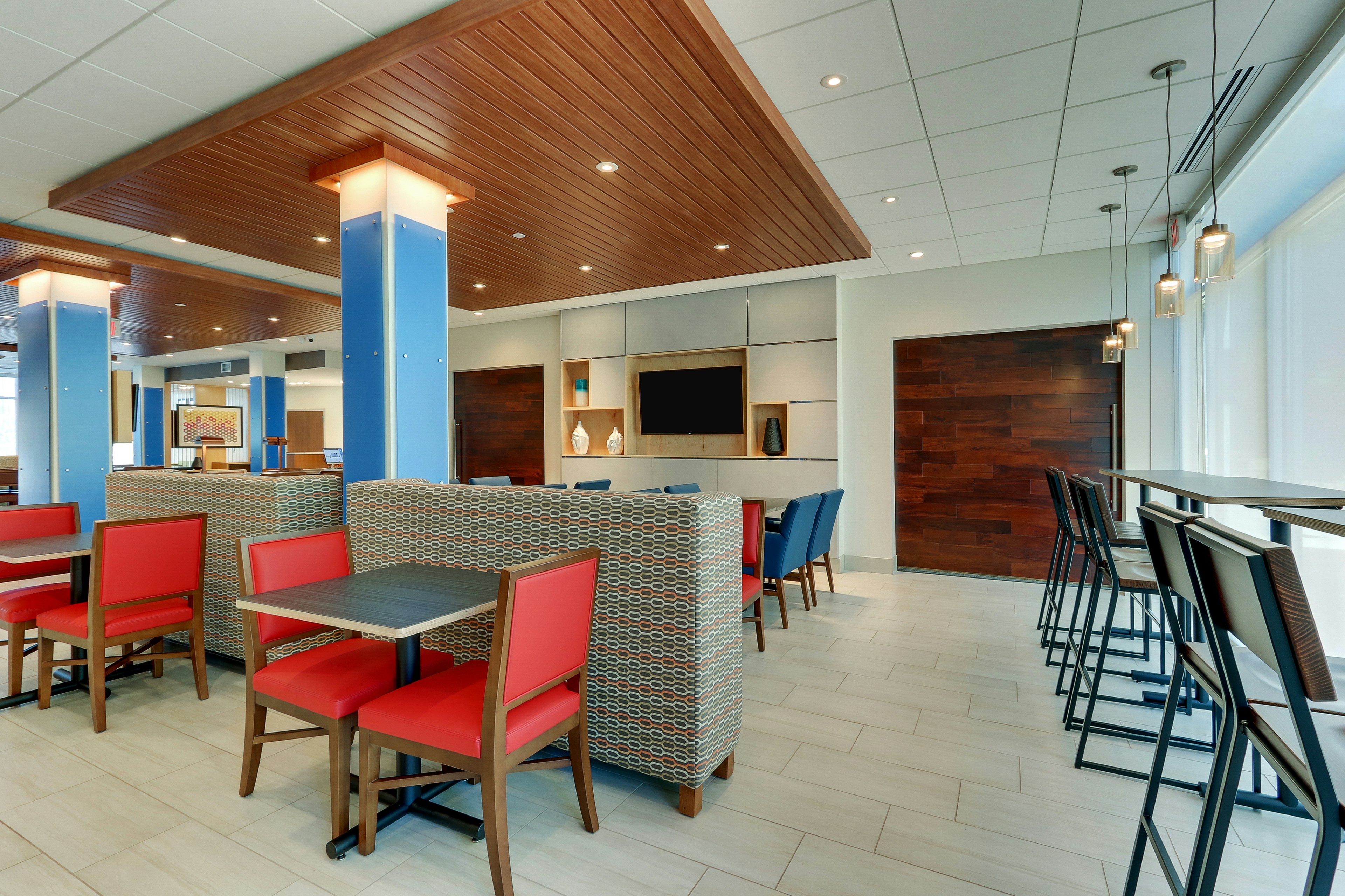 Holiday Inn Express and Suites Roanoke Civic Center 28/34
