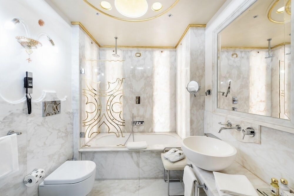 Hotel Monaco & Grand Canal 43/50