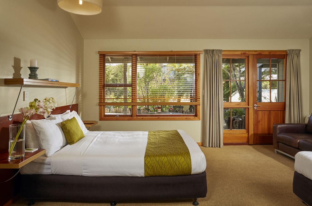 Awaroa Lodge 11/50