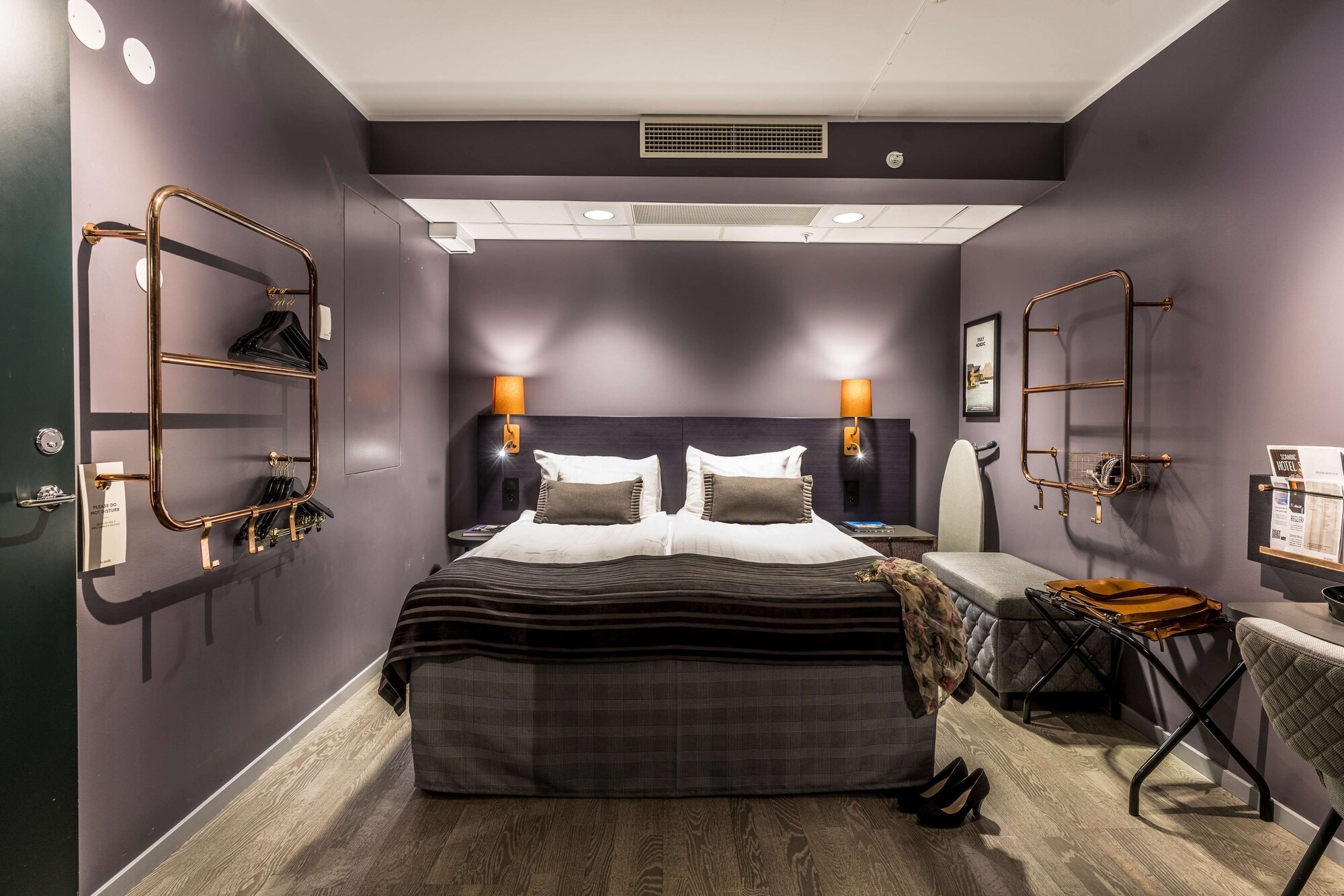 ROOM, QUEEN BED, NO WINDOW