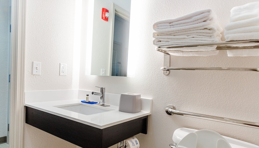 Holiday Inn Express Hotel and Suites Greenville 63/64