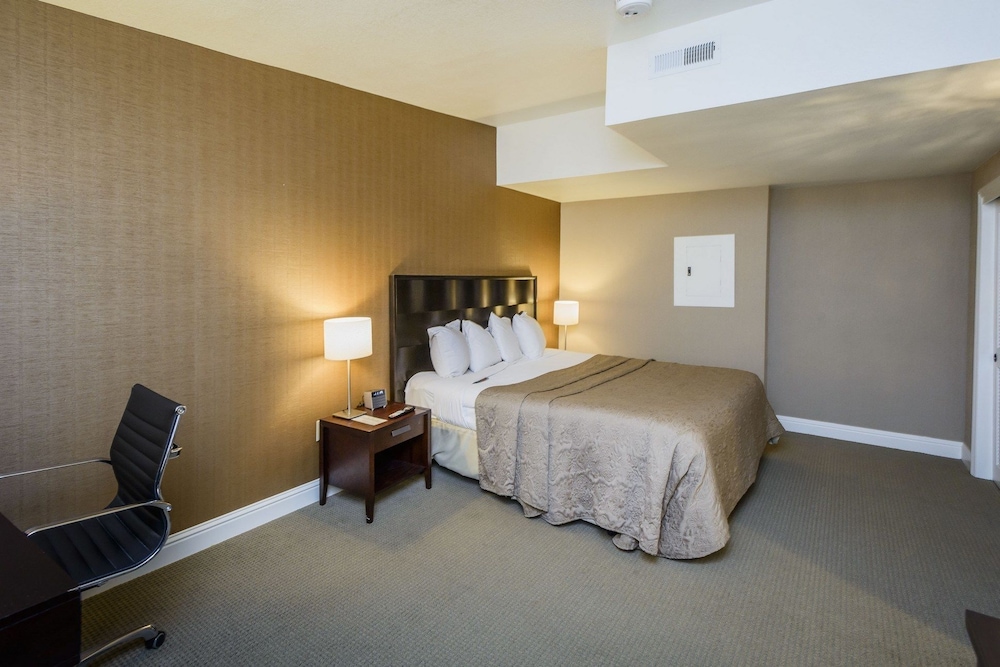 Lions Gate Hotel 11/44