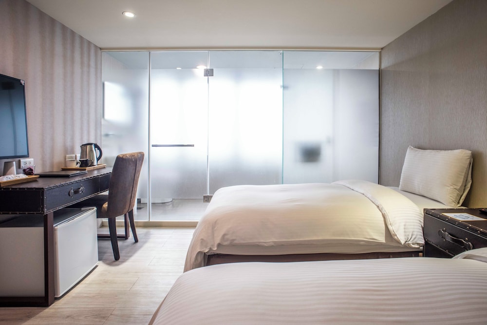 1 BEDROOM, SUPERIOR, TWIN BEDS, CITY VIEW