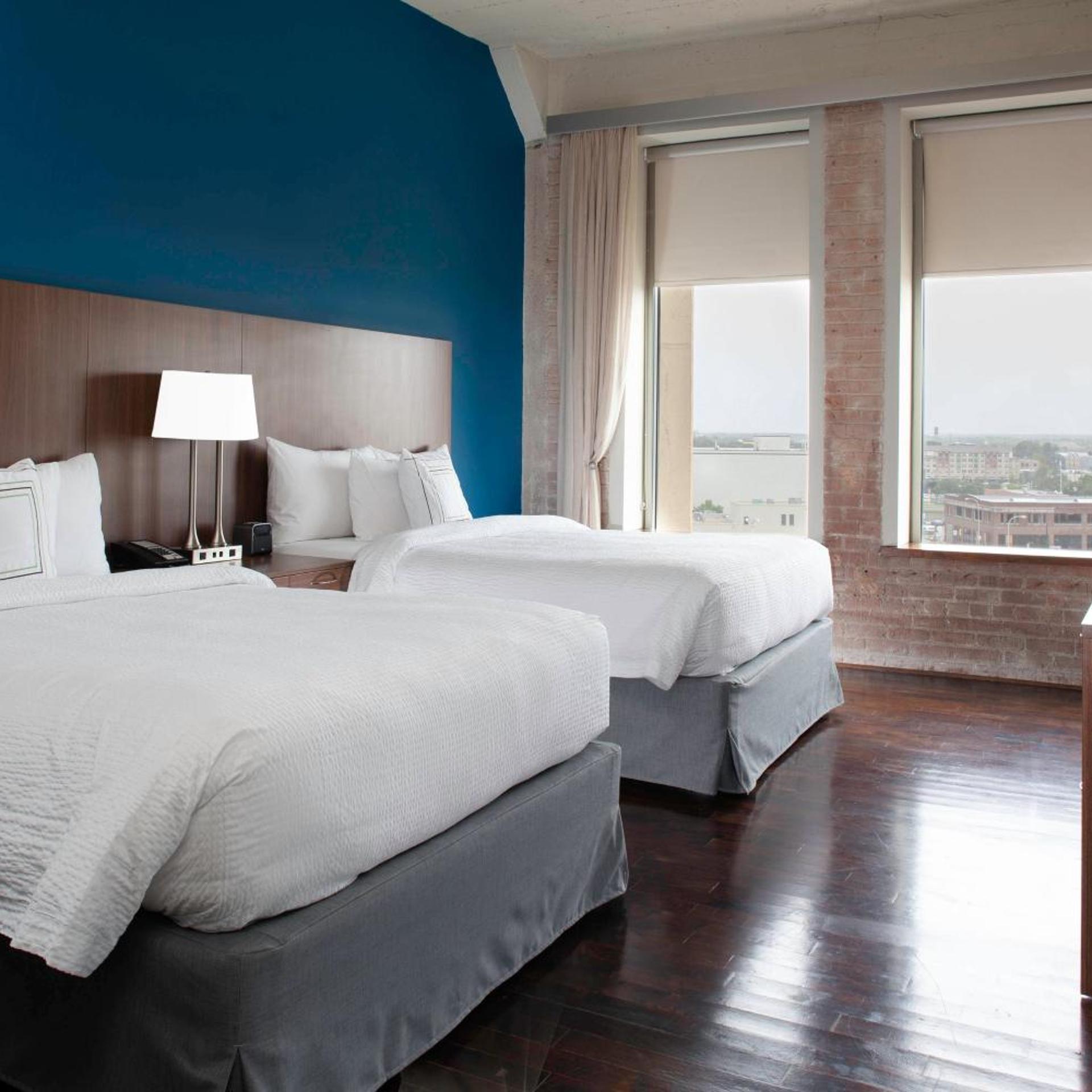 Studio, Queen Bed, Sofa
