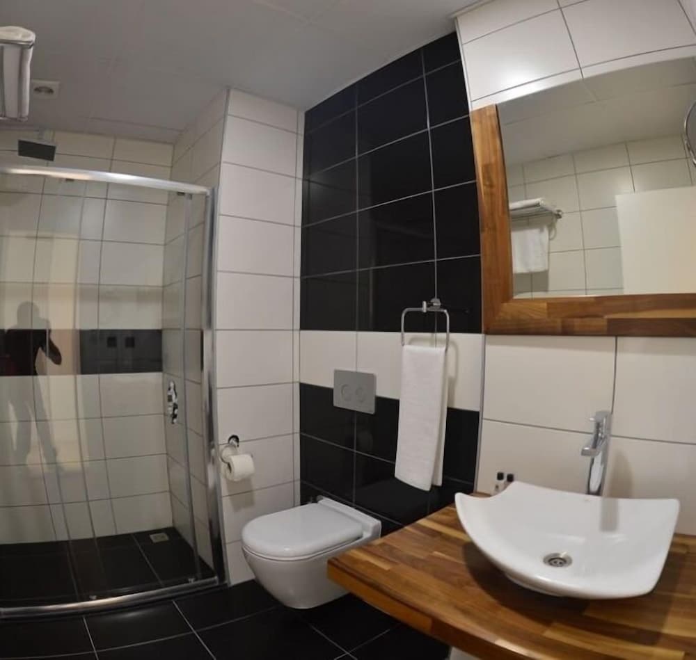 غرفة قياسية بسرير كوين وسرير فردي، Sahin Hotel 2 4/4