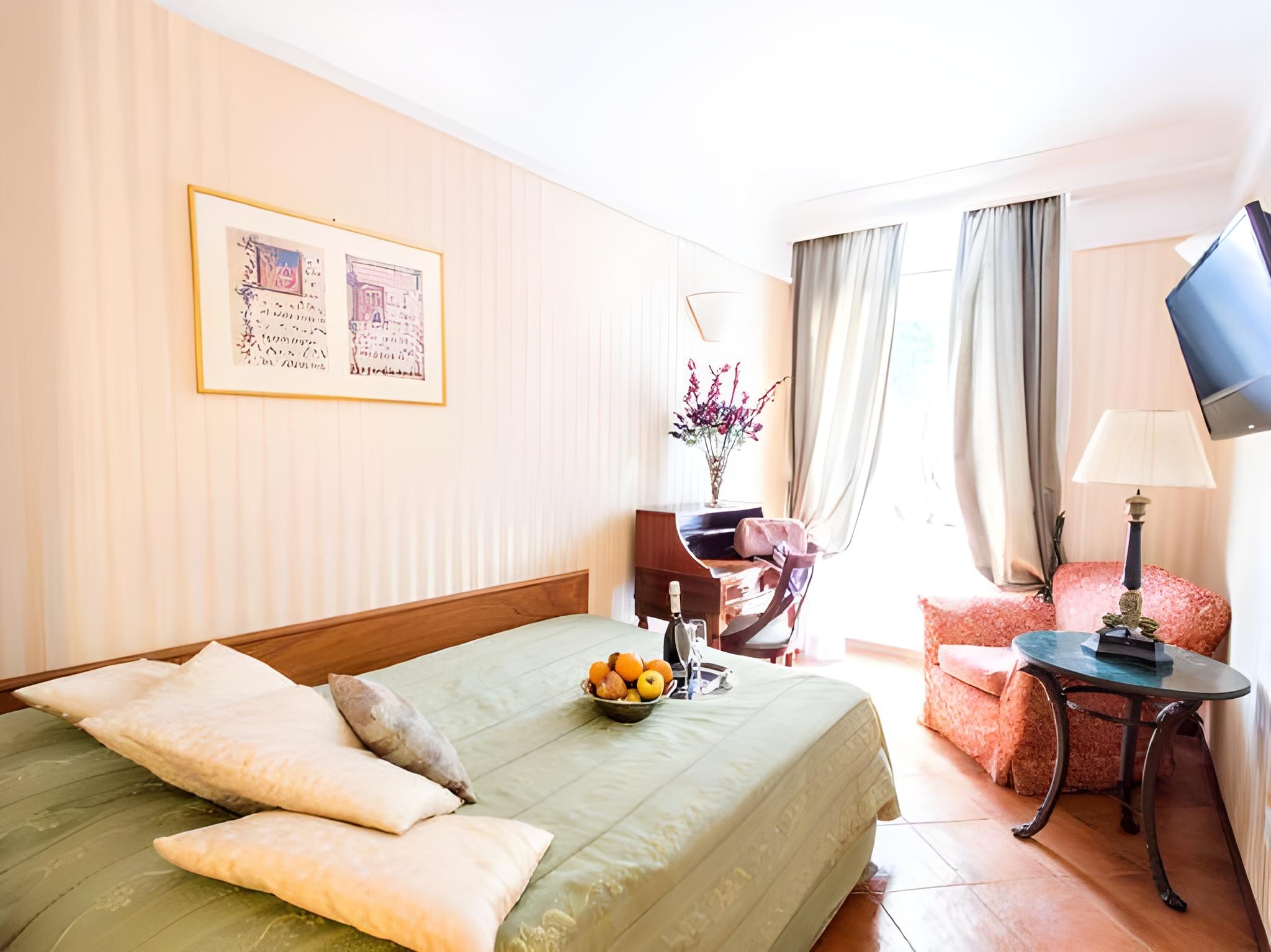ROOM, SINGLE