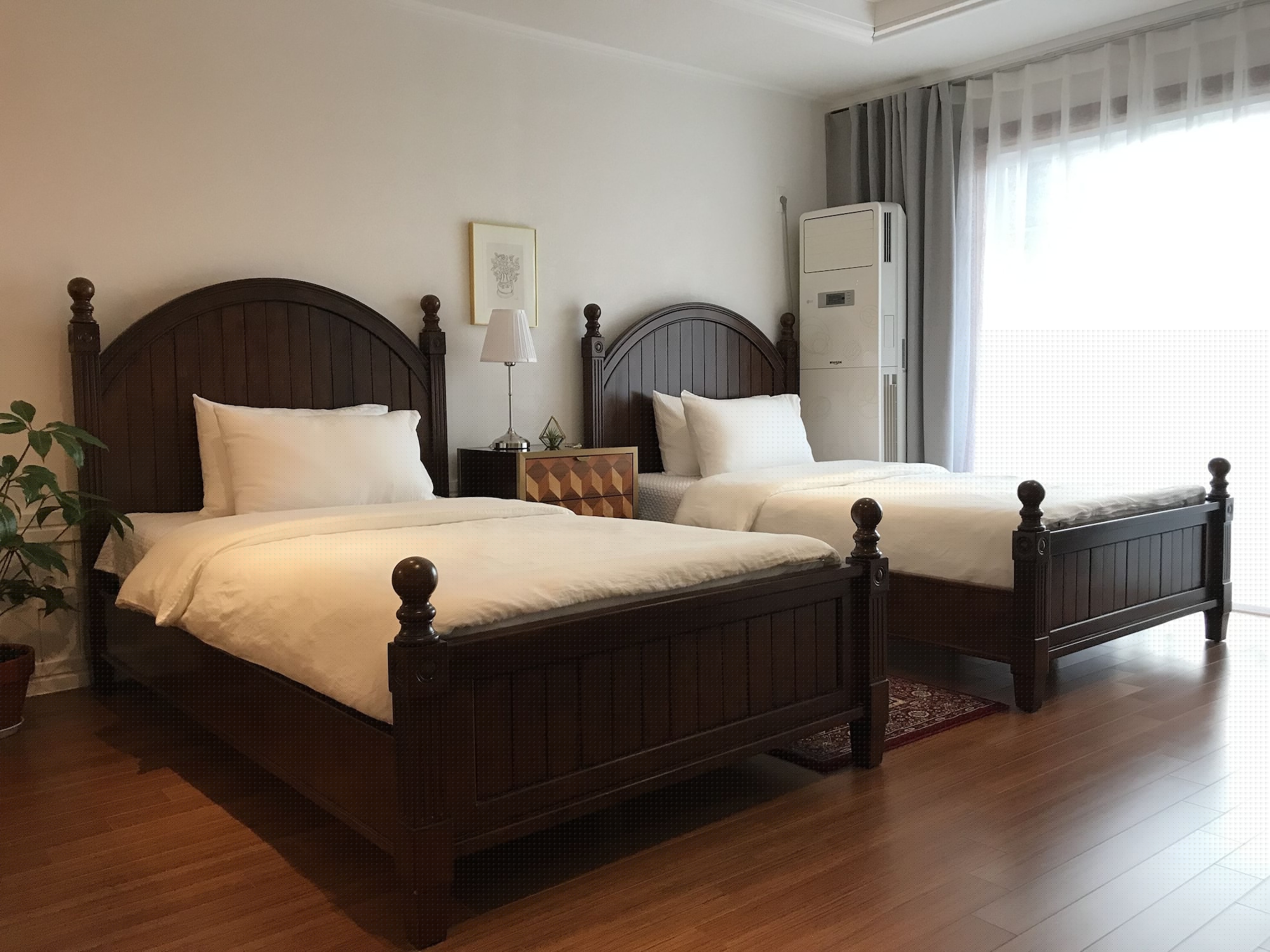 DELUXE, TWIN BEDS, PARTIAL SEA VIEW, KITCHEN