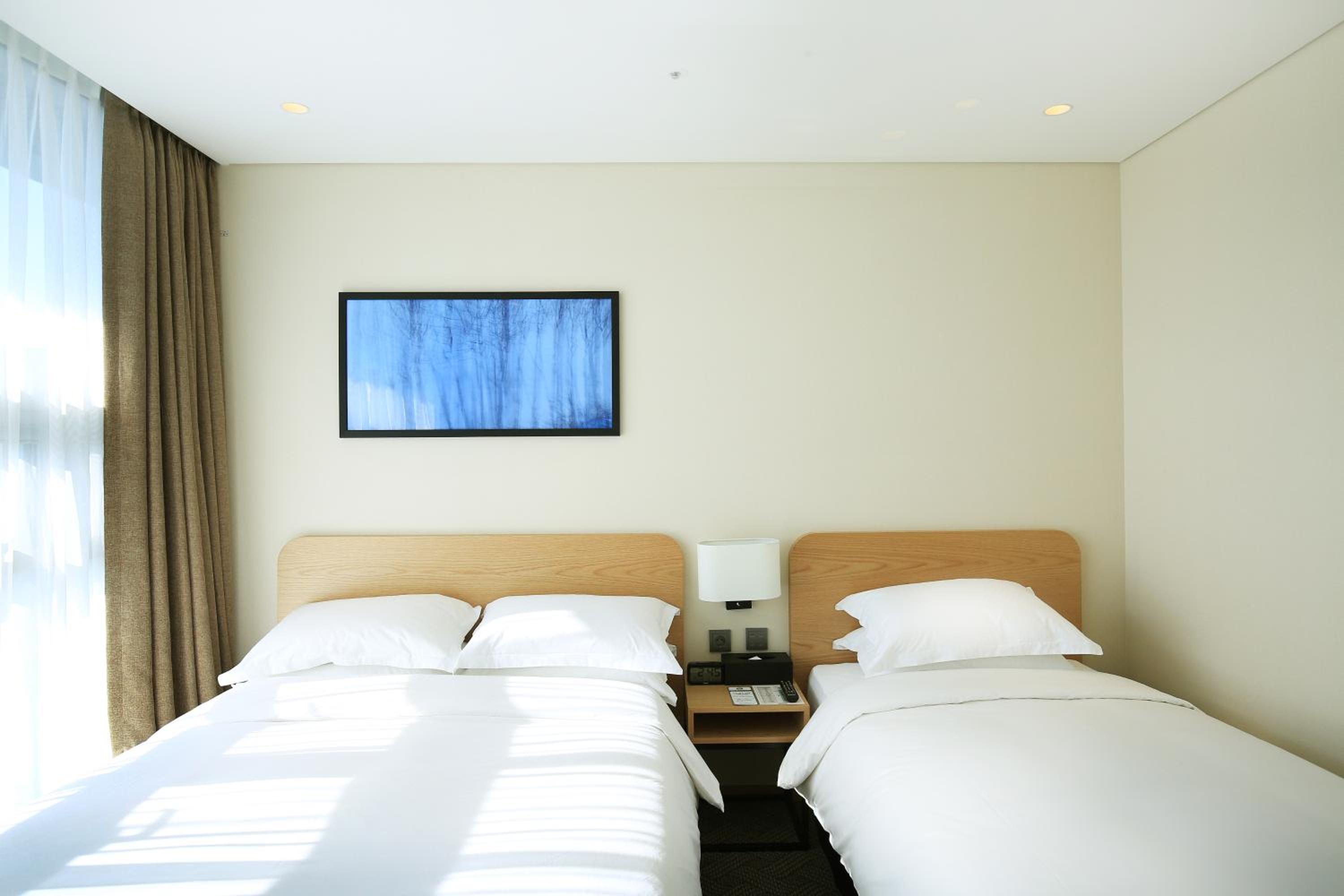Room, 1 Double and 1 Single Bed, Side Sea View