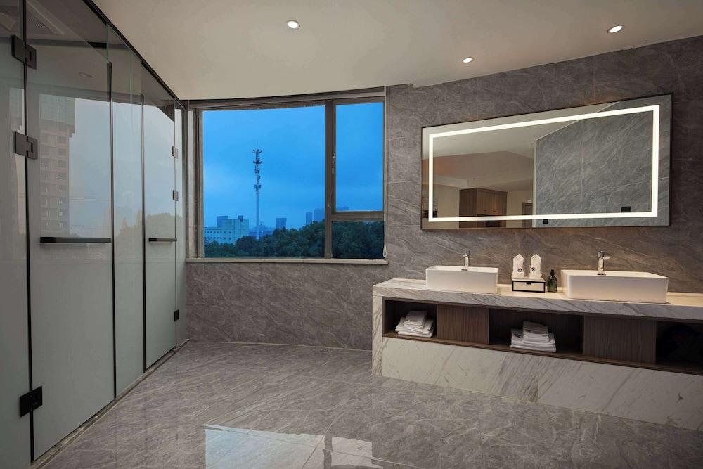 Ramada Encore by Wyndham Wuhan West 23/37