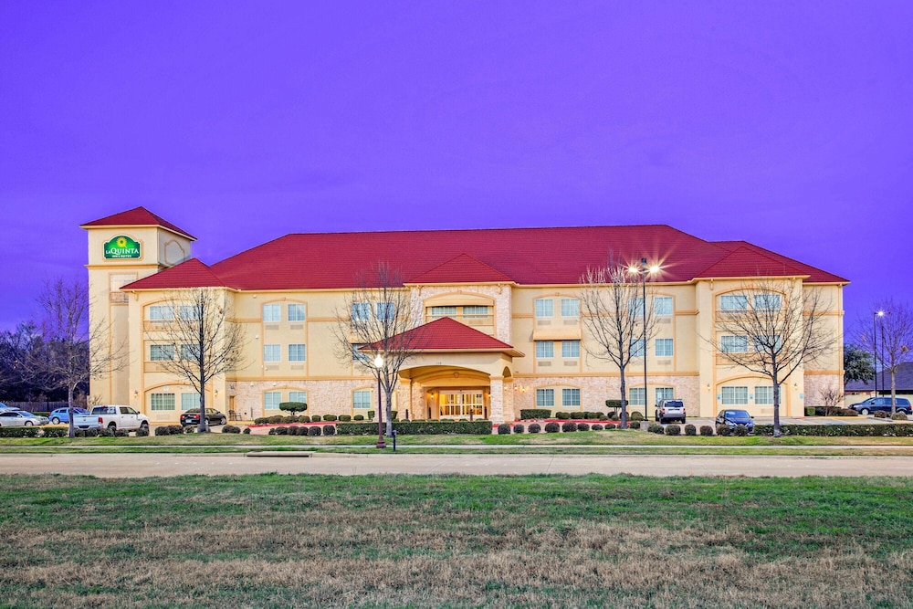 La Quinta Inn & Suites by Wyndham Ennis 8/50