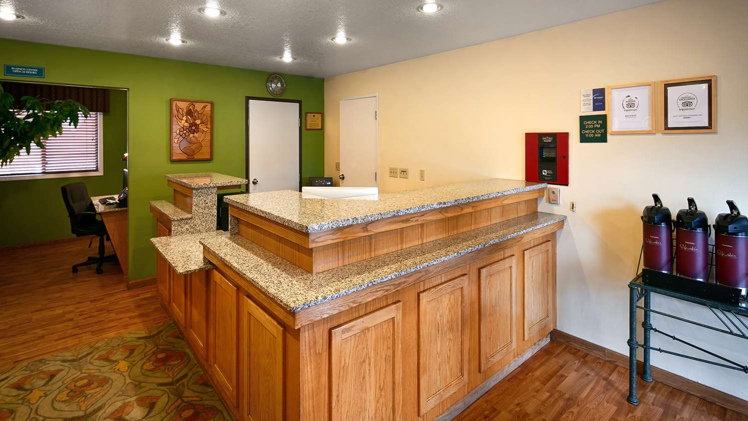 Oakridge Inn and Suites 1/9