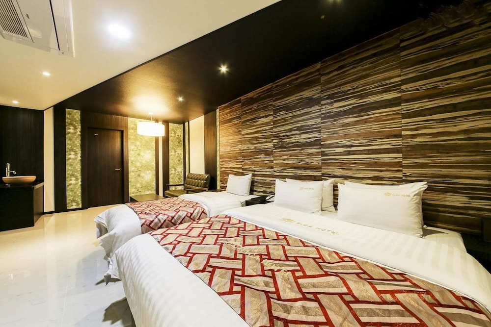 Elga Hotel 22/67