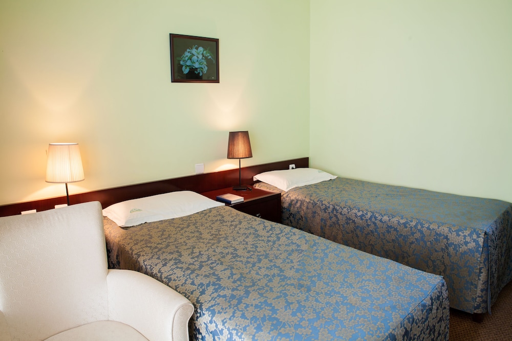 GORILLAS LAKE KIVU HOTEL 12/49