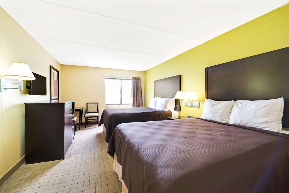 Days Inn & Suites by Wyndham DeSoto 13/44