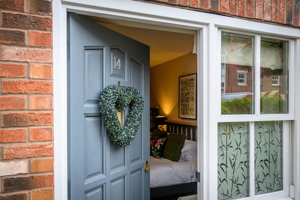 Darwin's Townhouse 6/49