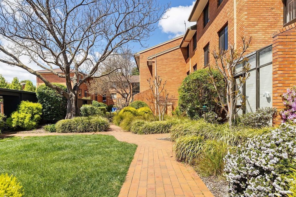 OXLEY COURT SERVICED APARTMENTS 38/41