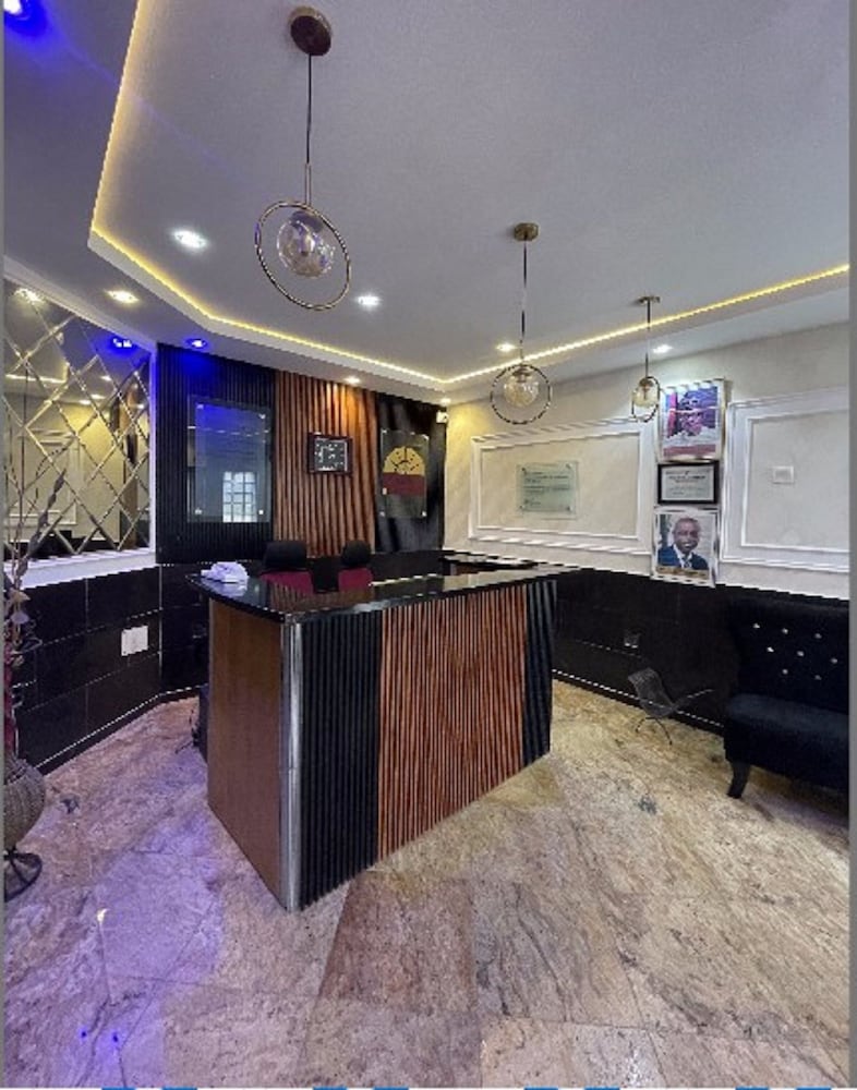 CHARLIE'S PLACE AND SUITES 6/50