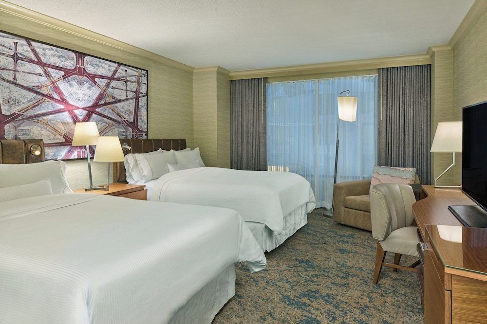 غرفة تقليدية بسريرين مزدوجين لذوي الإعاقة