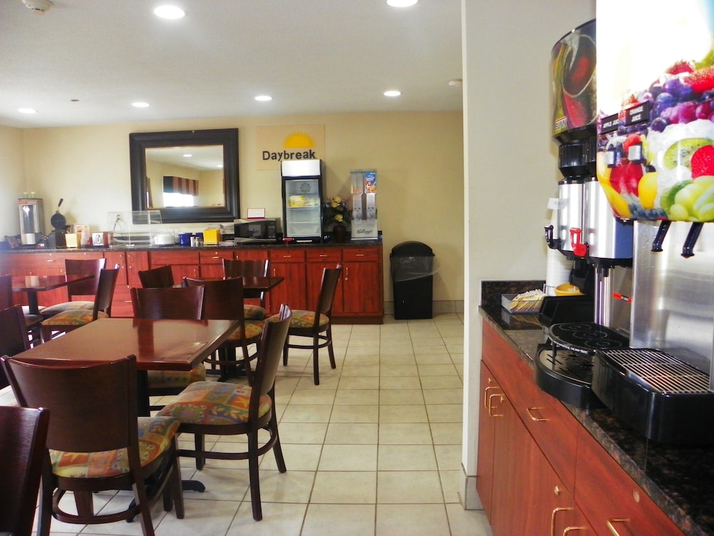 Royalton Inn & Suites 26/29
