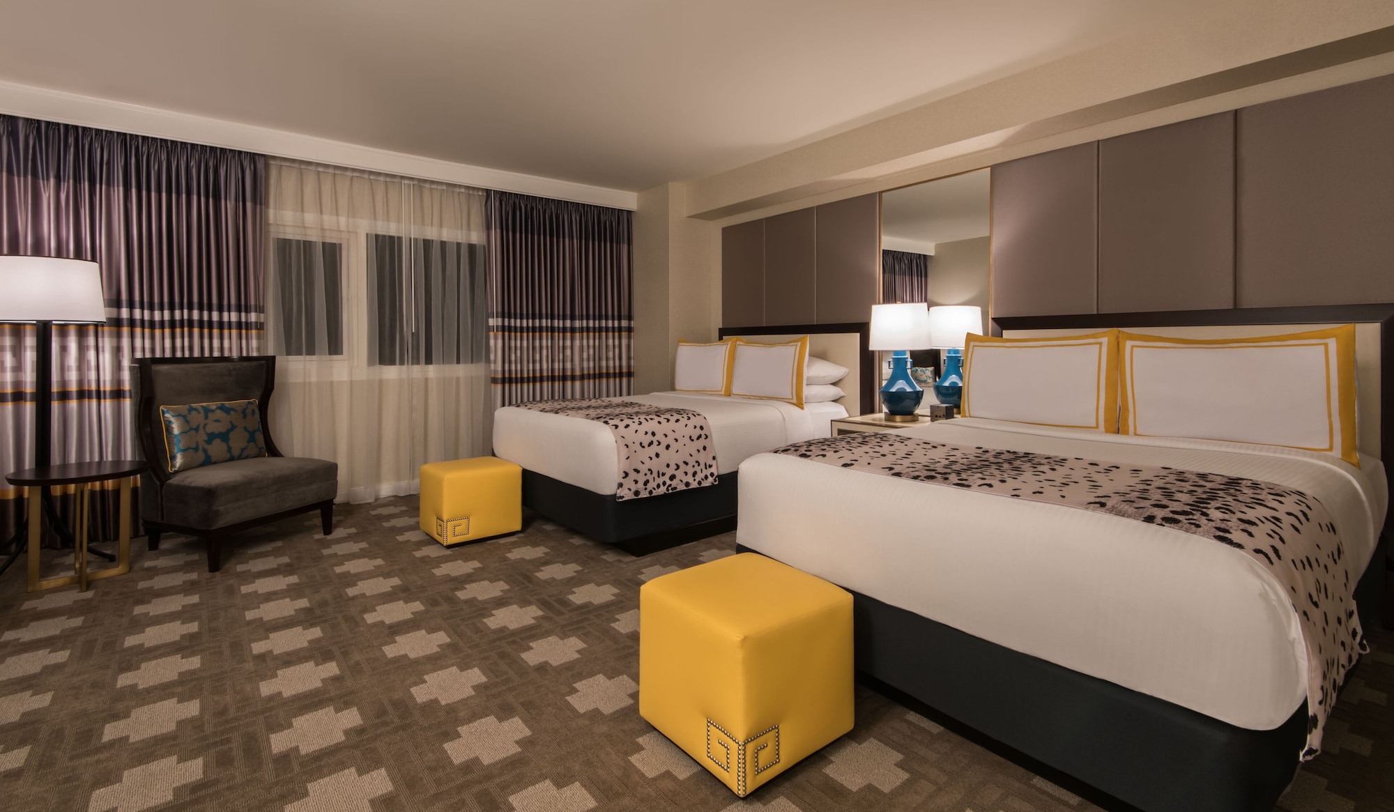 JULIUS, DELUXE, 2 QUEEN BEDS