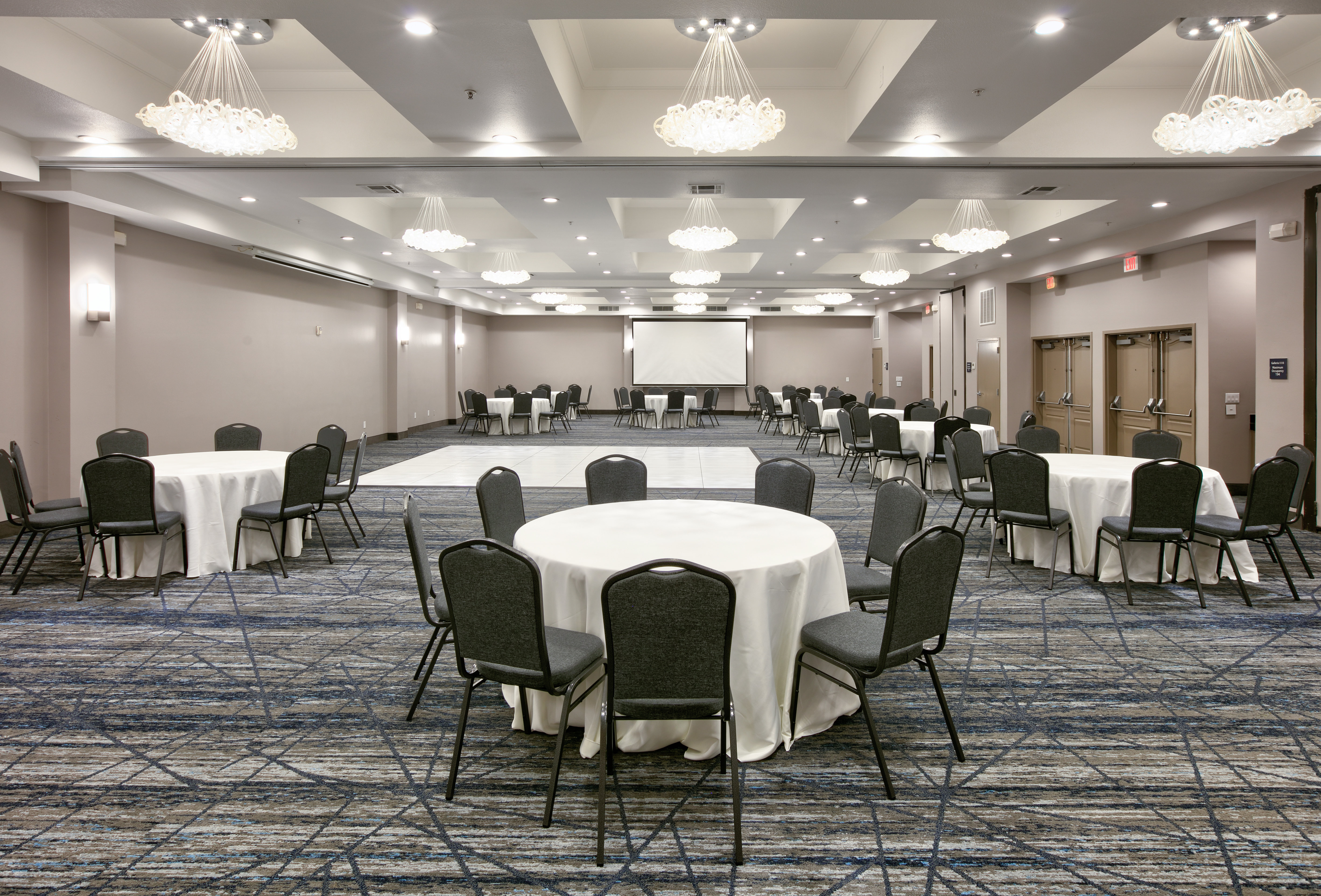 Holiday Inn Express Amp Suites North Dallas At Preston 46/48