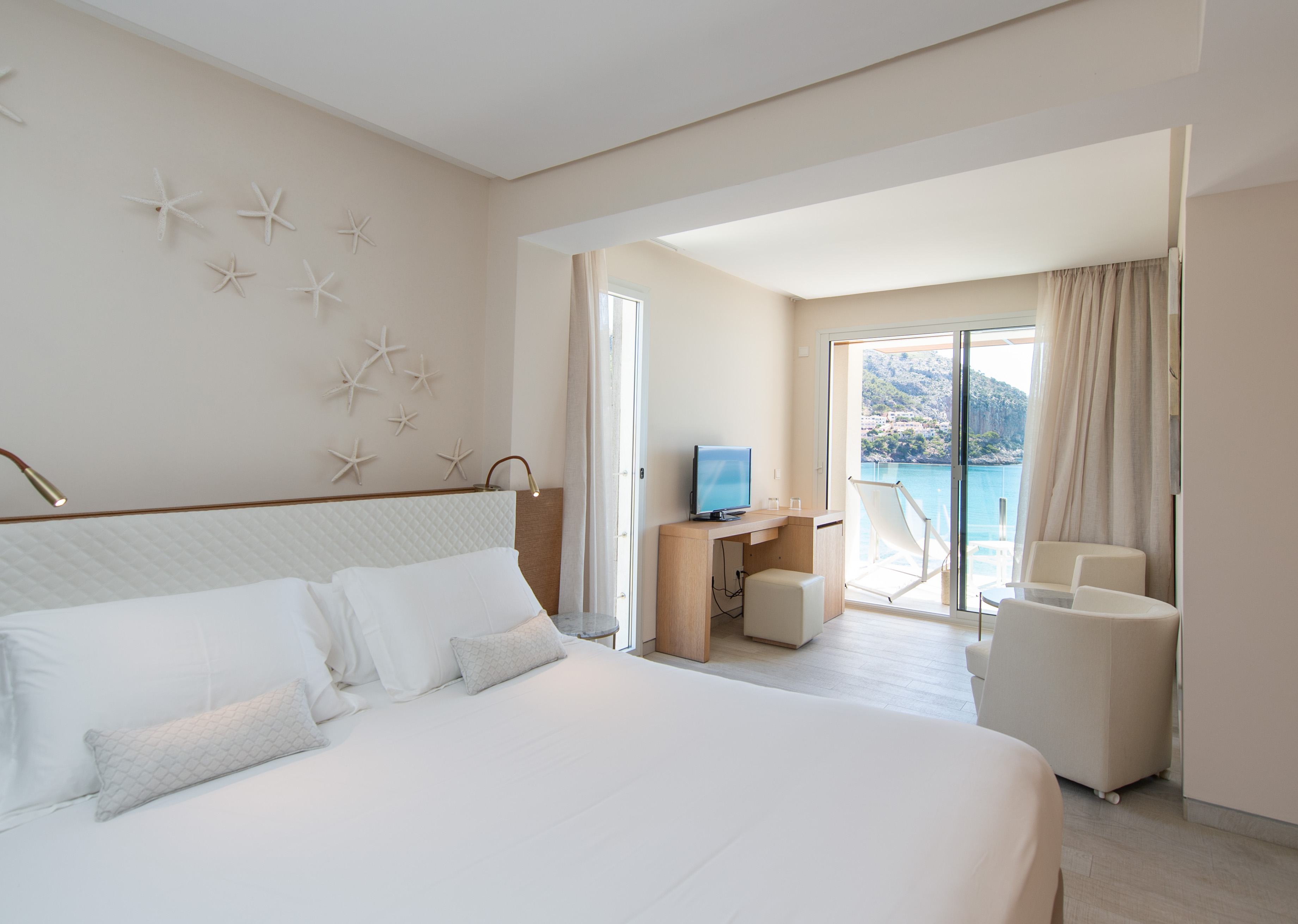Superior, Double or Twin Bed, Lateral Side Sea View