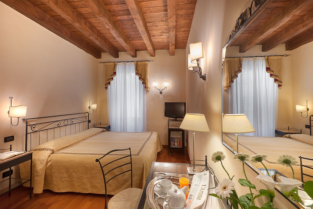 ROOM, DOUBLE BED