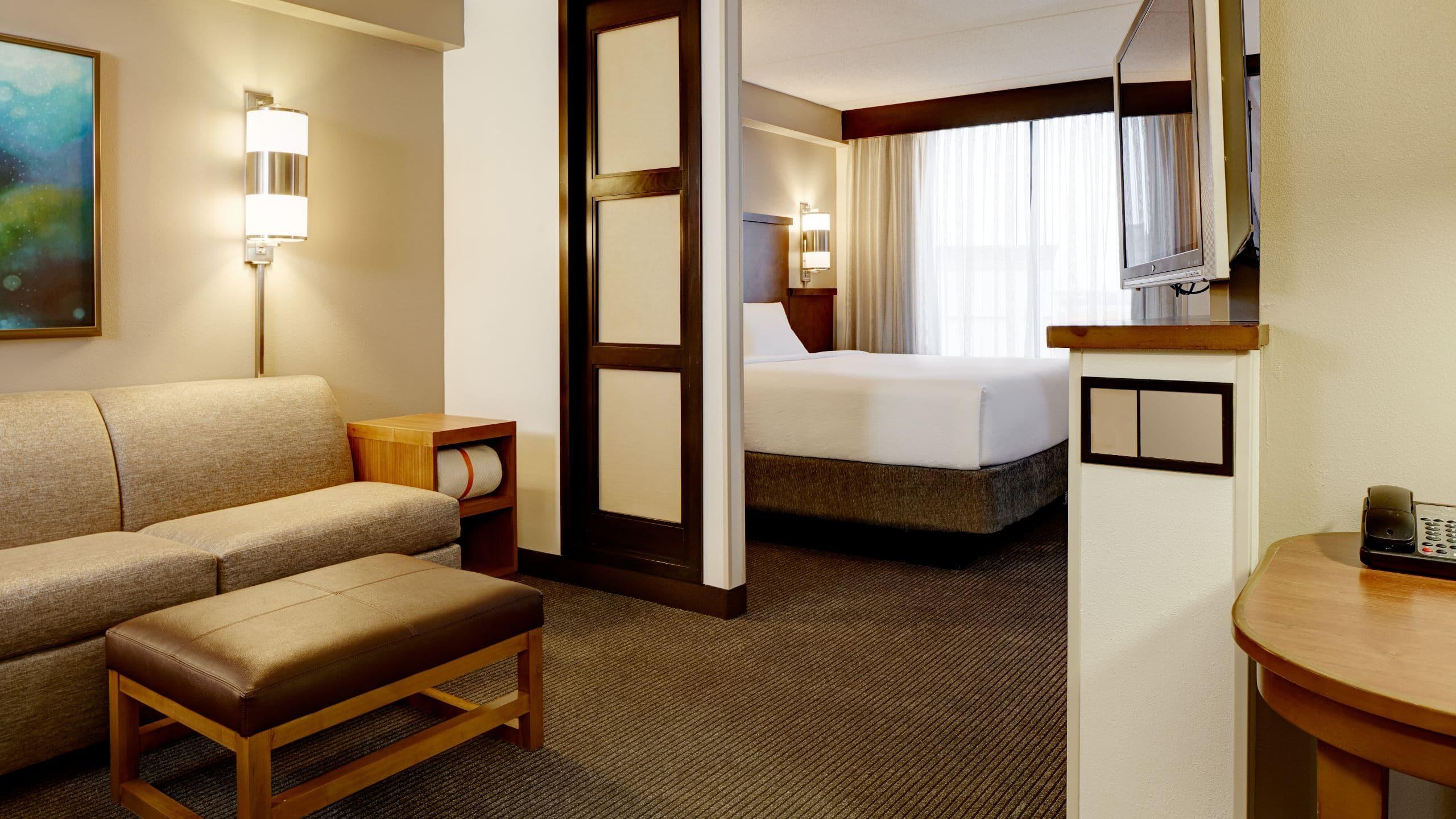 غرفة بسرير كينج مع أريكة
