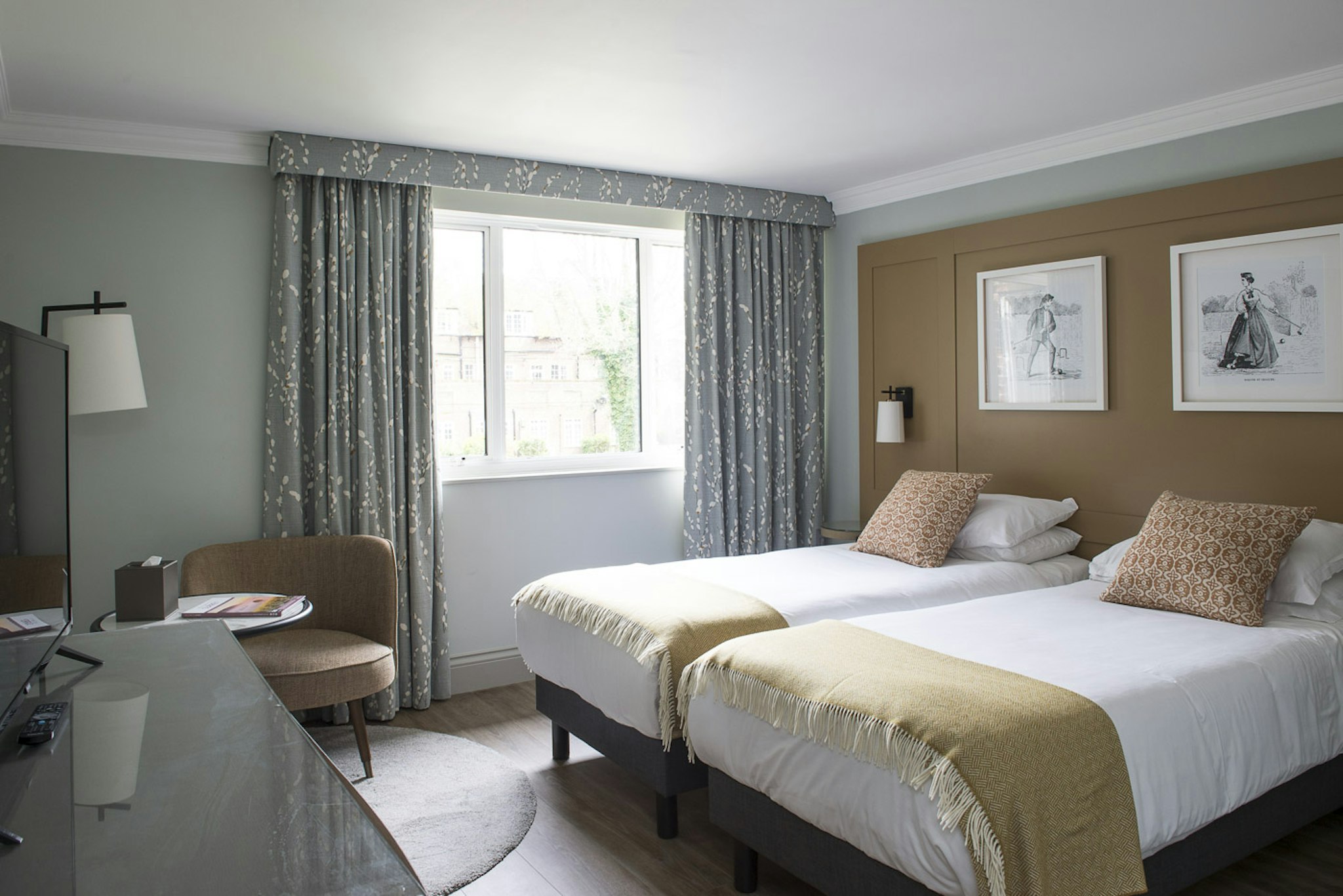 Bush Hotel Farnham 8/50
