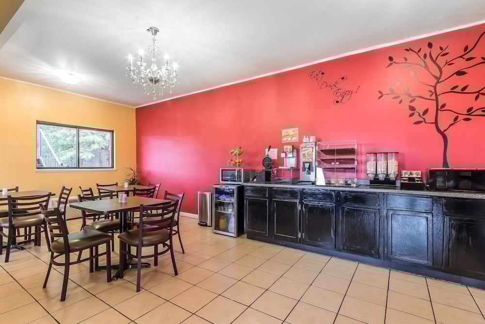 Econo Lodge Martin 25/29