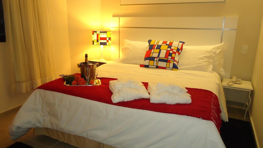 Mondrian Suite Hotel 33/82