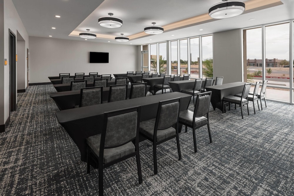 La Quinta Inn & Suites by Wyndham Phoenix near State Farm St 33/48