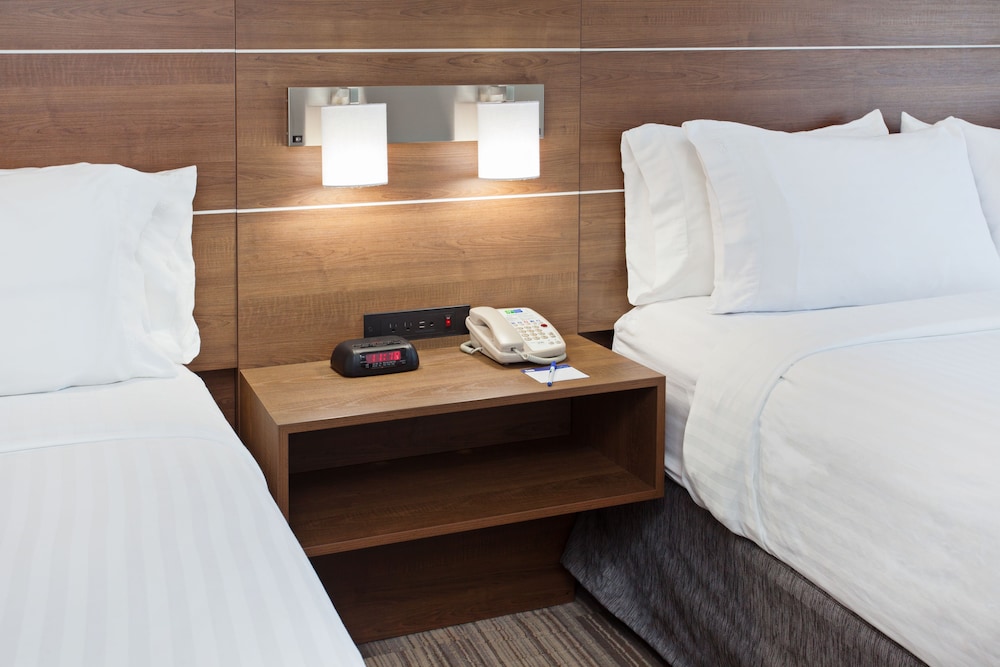 Holiday Inn Express Hotel & Suites Corona 20/57